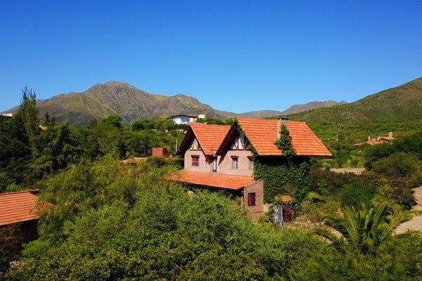 Cabañas en Capilla del Monte con amplio parque arbolado y espacios verdes