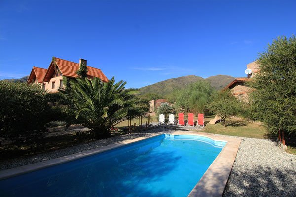Cabañas en Capilla del Monte con piscina al aire libre para los huéspedes con hermosas vistas hacia los cerros de capilla del monte